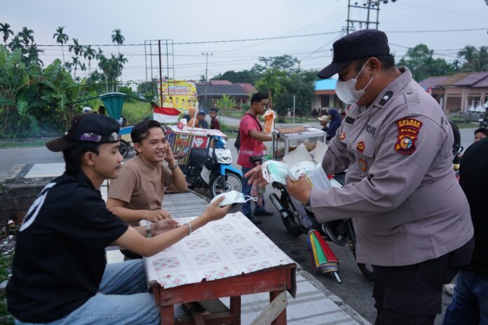 Waspada Ispa Polres Meranti Bagikan Masker